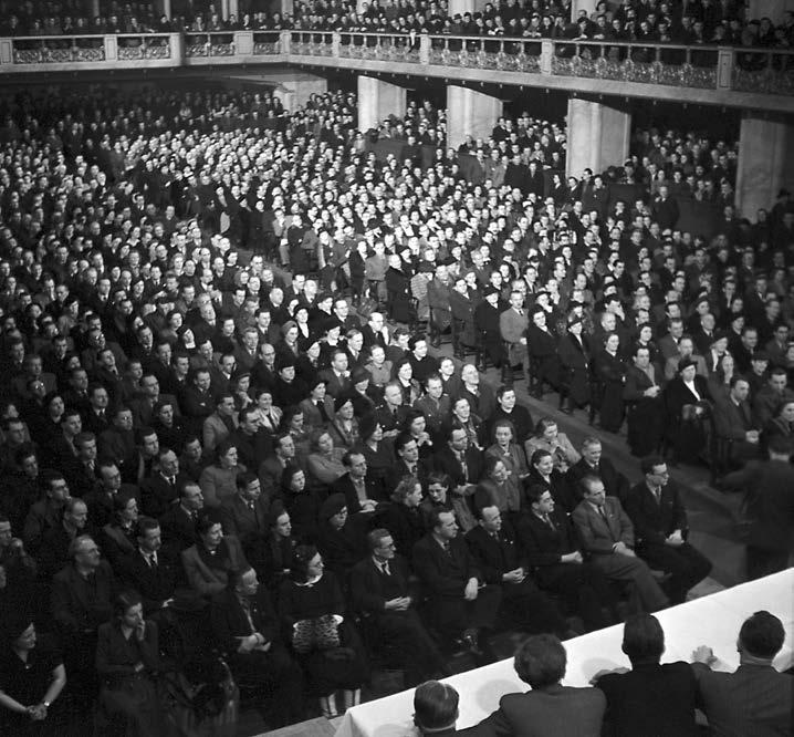 LITERÁRNÍ ŽIVOT Shromáždění pokrokové inteligence v Lucerně 27. 2. 1948 Martínek, Vladimír Pazourek, Jaromír Tomeček aj.