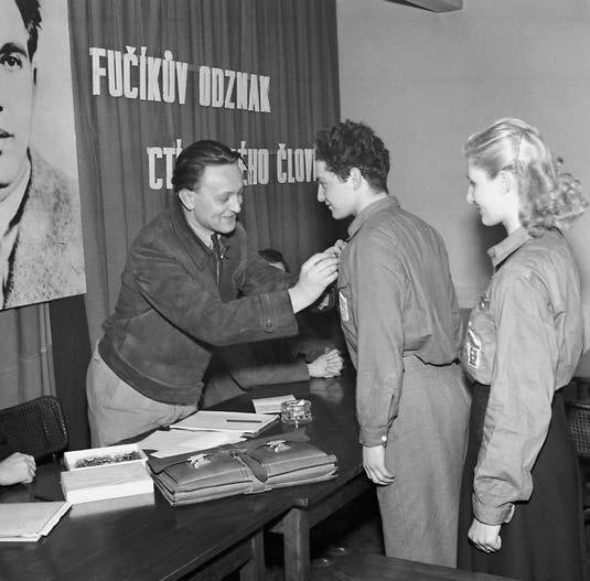 POLITICKÉ A KULTURNÍ SOUVISLOSTI Předávání cen vítězům soutěže Fučíkův odznak, 1950 Masový a oficiální charakter akce (pod patronací Československého svazu mládeže byly zakládány studijní kroužky, do