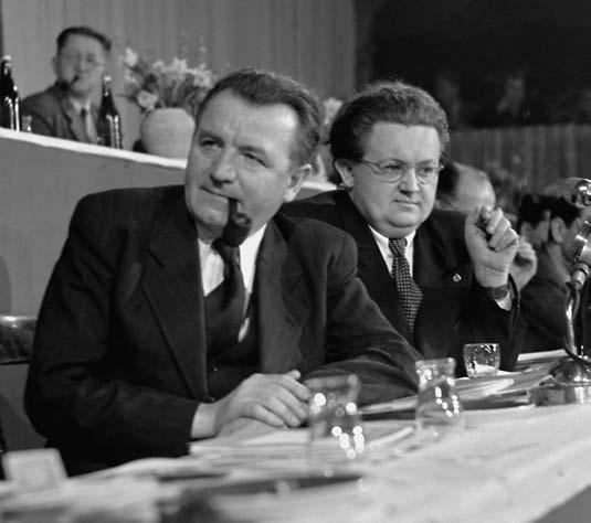 POLITICKÉ A KULTURNÍ SOUVISLOSTI Klement Gottwald a Jan Drda na tribuně Sjezdu národní kultury, duben 1948 Součková, která se nevrátila z New Yorku.