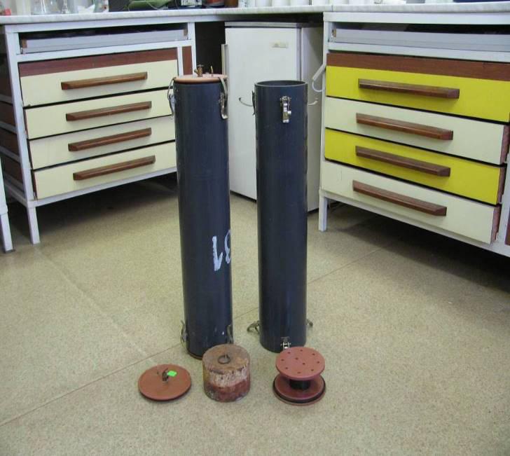 Obr. 1: Minisila o kapacitě cca 5 kg sloužící k laboratornímu testování procesu silážování Zařízení je vybaveno možností odvodu a odběru silážních tekutin.