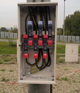 inštalovaná do nn rozvádzačov elektrických staníc umožňuje monitoring nn siete s takouto funkcionalitou: Meranie