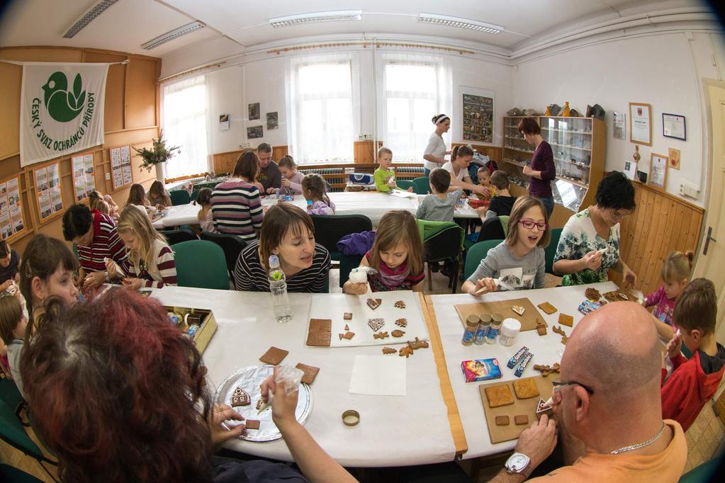 shlédnout běžné, méně běžné i ty vzácné druhy hub. Nejobdivovanější byla kolekce hvězdovek, zvláště pak naprosto jedinečná hvězdovka klenbová (Geastrum fornicatum (Huds.) 