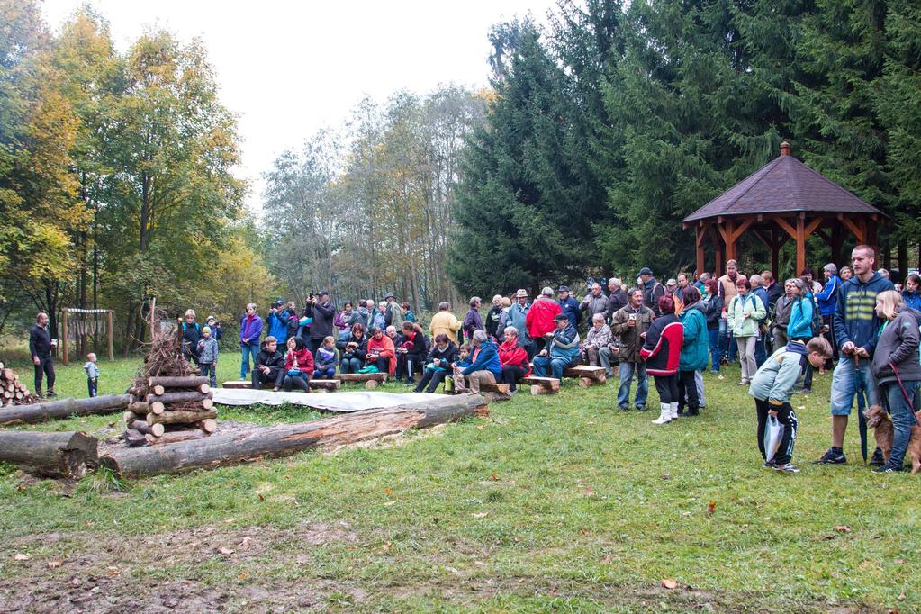 Perníkový advent První prosincovou neděli to, již tradičně, vonělo v ekocentru perníkem při akci Perníkový Advent. Prostory se postupně plnily zájemci o zdobení perníkových chaloupek.