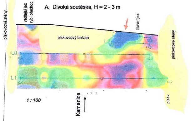 Obr. 52: Horizontální řez Tichá soutěska 3-4 m (modré plochy detekují oslabené polohy ve dně řeky) V závěrech průzkumu je uvedeno: U jezu v Divoké soutěsce je šířka této deprese cca 1 m.