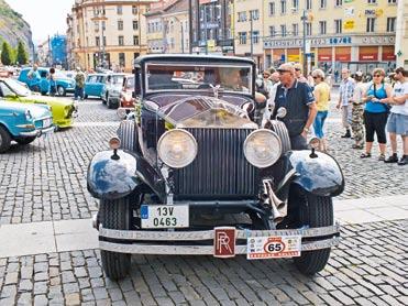 Pohár primátora pro Böhmerland Pro pohár primátora si na Ústecké veterán rallye dojel Zdeněk Novotný z VCC Velemín na historickém motocyklu Čechie Böhmerland z roku 1930.