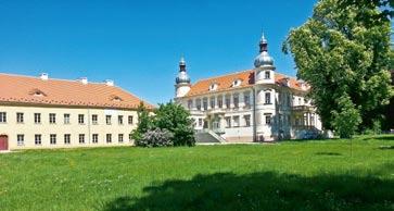 Jih obepíná řeka Labe, v jedné třetině šířky protíná Krásné Březno železnice, v jejímž okolí podél ulic Přístavní a Drážďanská se rozprostírají průmyslové objekty.