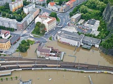 června primátor poděkoval příslušníkům všech složek integrovaného záchranného systému, policistům, městským strážníkům, profesionálním i dobrovolným hasičům, záchranářům a všem ostatním, kteří se o