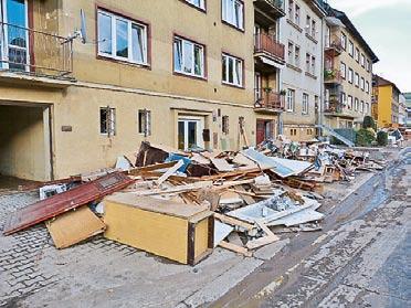 Povodně, které v červnu postihly naše město, napáchaly hodně škod. Mnoho lidí má teď velké starosti s opravami svých domů a bytů, někteří z nich se rozhodují o svém dalším soužití s řekou.