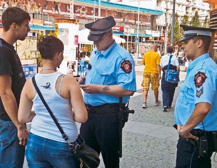 Poplatek za komunální odpad mají povinnost zaplatit všichni občané města s trvalým pobytem na území města Ústí nad Labem s výjimkou dětí do věku tří let včetně celého kalendářního roku, ve kterém