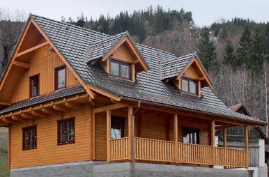 krytí obvodových stěn střešními přesahy už při architektonickém navrhování srubu.