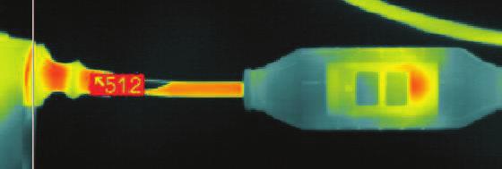 Kabel by měl být při nabíjení položen na nehořlavém podkladu nebo ideálně by měl volně viset ve vzduchu, aby byl optimálně chlazen.