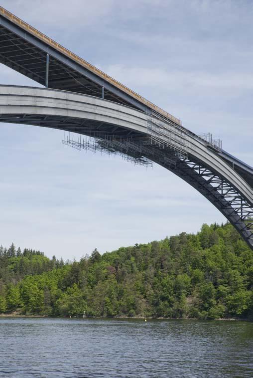 Žďákovský most Vybudování přístupů na ocelovém oblouku Žďákovského mostu je jednou z nejnáročnějších lešenářských staveb.