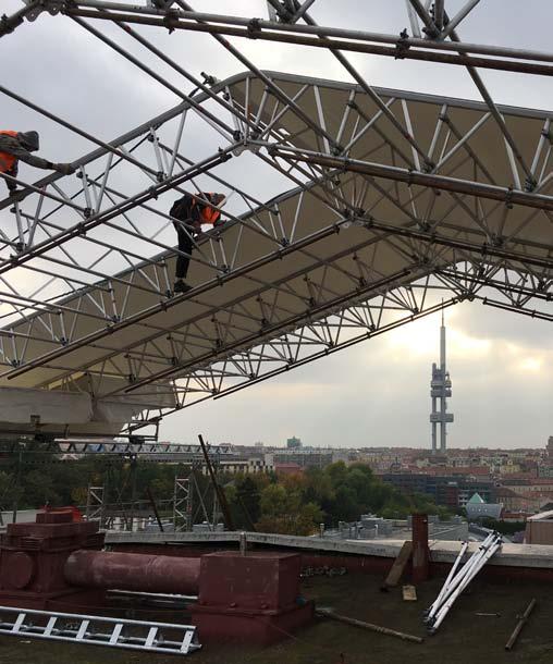 Realizace prvních 2 obytných domů s použitím Layher Keder XL provizorním zastření bylo realizováno v říjnu 2016 až do ledna 2017,tzn. v období extrémního zatížení větry a sněhem.