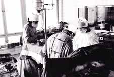 v půlročních intervalech. V roce 1960 se rozhodl přednosta chirurgické kliniky prof. MUDr. Jaroslav Procházka, DrSc. tento stav organizačně změnit.
