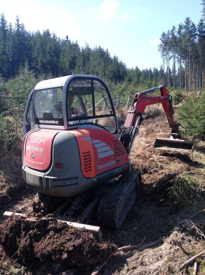 4.3.2 Pásové minirypadlo Neuson 3003 Lopatové rypadlo se spalovacím motorem a kvalitní konstrukcí uzpůsobené pro náročné podmínky všech druhů zemních prací. Práce probíhají cyklickým způsobem.