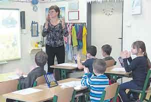 Zákaz vjezdu do ulice U Školky Rada souhlasí s návrhem, podle kterého bude na vjezd do slepé ulice U Školky umístěna dopravní značka B 13 Zákaz vjezdu vozidel, jejichž okamžitá hmotnost přesahuje