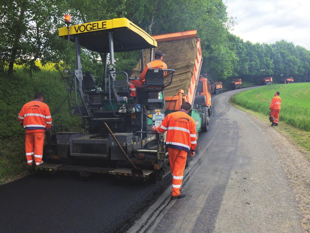 > > vsypný makadam doplněny tl. 110 a 120 mm 575 1. 11 Vsypný makadam VM z kameniva hrubého drceného s rozprostřením, se vsypem z kameniva drceného obaleného asfaltem, po zhutnění 575 15 1111 tl.