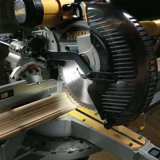 Stacionární pily Pokosové pily Pokosová pila 216 mm DWS773 / DWS774 / DWS777 Zdokonalená a inovovaná konstrukce pily pro moderního uživatele Nový motor umožňuje výkonné řezání ve všech materiálech