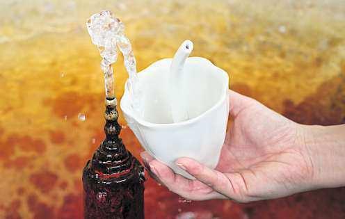 Technologickou podporu našli tvůrci vkarlovarském Ateliéru Futuree arealizaci protoypů zajistila manufaktura Queens Crown zchodova, která navazuje na tradici výroby porcelánu od roku 1872.