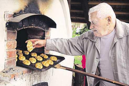 2 13. května 2016 Kolínsko akutnohorsko Štolmíř: Přijďte si upéctsvůj vlastnívoňavý chlebíček Taková možnost se nabízí v sobotu ve Štolmíři učeského Brodu.