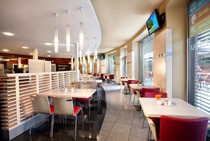 18 PROFIL SPOLEČNOSTI VÝROČNÍ ZPRÁVA 2016/2017 19 HOTEL AKADEMIE NAHÁČ Hotel Akademie Naháč najdete v překrásném kraji Posázaví, v blízkosti sjezdu z dálnice D1 (exit 29 Čerčany, Chocerady).