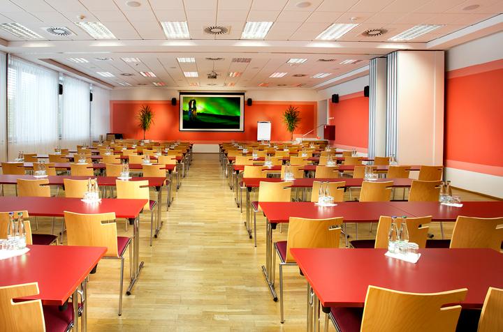 22 PROFIL SPOLEČNOSTI VÝROČNÍ ZPRÁVA 2016/2017 23 SEMINÁRNÍ CENTRUM AKADEMIE OSTRAVA Víceúčelová budova Seminárního centra Akademie v Ostravě zahájila provoz v roce 2010.