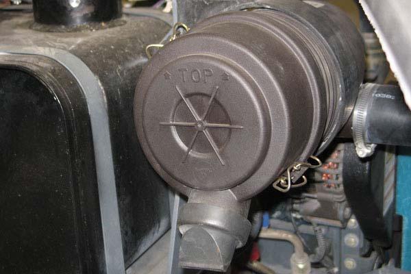 klíček. Vzduchový filtr motoru se nachází v přední části motorového prostoru uvnitř krytu levých dveří.