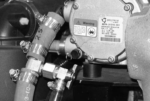 ELEKTRONICKÝ REGULÁTOR TLAKU (LPG) (S/N 000000-005699) Po každých 100 hodinách provozu vyjměte senzor a vypusťte