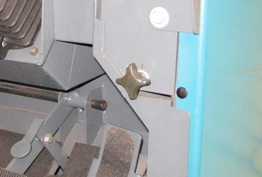 NASTAVENÍ STOPY BOČNÍHO KARTÁČE Štětiny bočního kartáče se musí při pohybu kartáče dotýkat podlahy v
