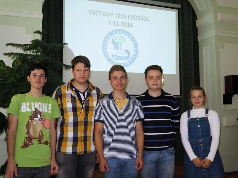 LISTOPAD 2016 Ve středu 2. listopadu se zúčastnil profesor Prachař s šestičlenným týmem soutěže v pišqworkách na Gymnáziu v Hodoníně. V pátek 4.