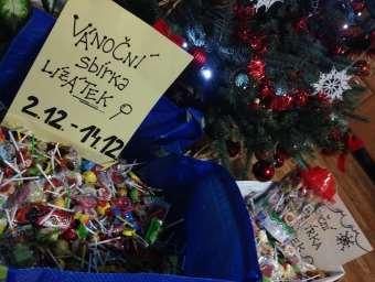 prosince probíhala na škole pod patronací nadačního fondu Krtek Lízátková sbírka.