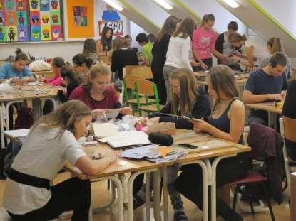 Ve středu 14. prosince se v 6. a 7. vyučovací hodině sešli zájemci na vánočních tvůrčích dílnách, které zorganizoval tradičně Ekotým a prof. Jongepier.