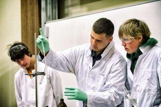 Uhrová v ní zajímavě vyprávěla o Indonésii, tamních pralesích a jejích obyvatelích i o problému palmového oleje. Problém dobře zná, protože v Indonésii často pobývá. V pátek 21.