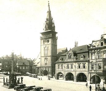 Nejdéle asi byla v domě čp. 4, který i v kronikách nese název stará radnice. Barokně klasicistní průčelí nárožního domu čp. 4 na náměstí 1.