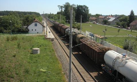 hodnotná část krajiny, která utváří její typický vzhled nebo přispívá k udržení její stability. Významnými krajinnými prvky jsou lesy, rašeliniště, vodní toky, rybníky, jezera, údolní nivy.