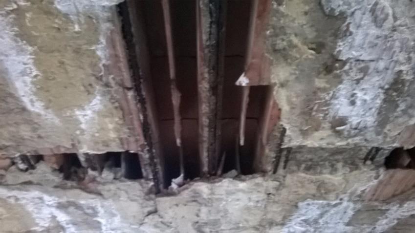 Podhled trámového betonového stropu je místy odpadlý, žebra a desky, v těchto místech, nevykazují statické poruchy.