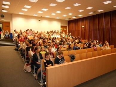 Studenti se v rámci prezentací seznámili s organizacemi Centrum pro rodinu a sociální péči, Slezskou diakonií, Intervenčním centrem Havířov a projektem Moment