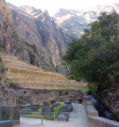 Tipón vodní kanály (fotografie: Lucie Remešová) Ollantaytambo přivaděč vody do města Tambo Machay rituální lázně Ollantaytambo rozvod vody městem Inkové vodu používali