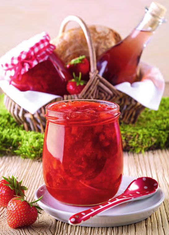 Doba prípravy: asi 25 minút Vystačí na: asi 3 poháre à 350 ml 650 g jahôd (nakrájaných na malé kúsky) 200 ml ružového vína 1 balenie Želírovacieho cukru Extra 2:1 Dr.Oetker originálna kombinácia 1.