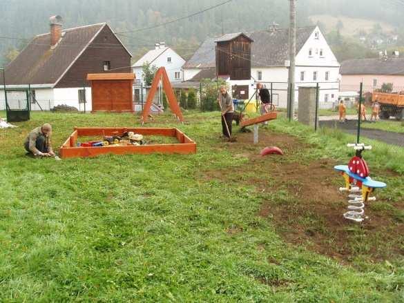 Dětské hřiště v obci Teplička Náves Světec Kraj živých vod Projekt Kraj živých vod byl realizován ve spolupráci MAS Kraj živých vod, z.s. a MAS 21, které působí na území CHKO Slavkovský les v pramenné oblasti Mariánskolázeňska.