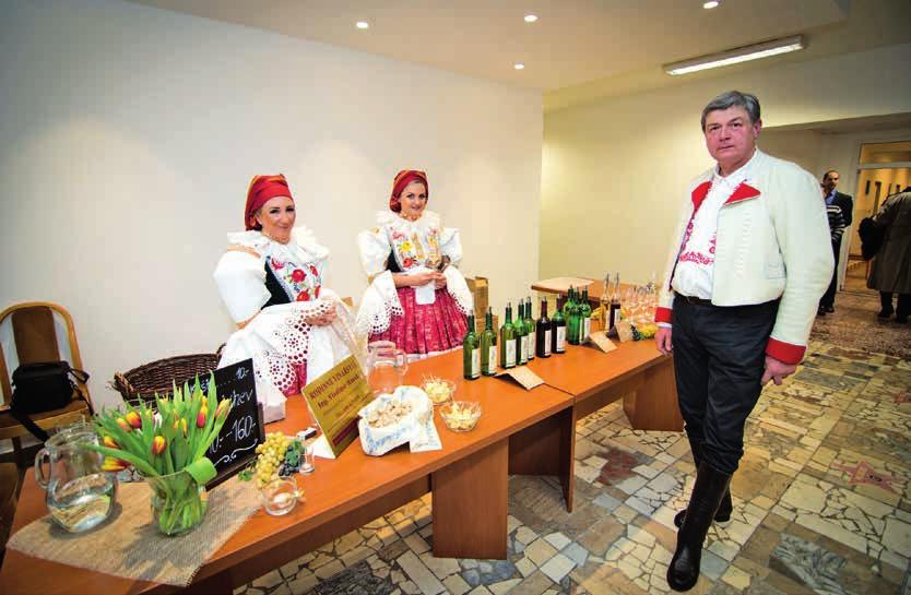 KULTURA A SPOLEČENSKÝ ŽIVOT 2/2018 Obecní ples 2018 Tradičně poslední únorovou sobotu se konal v Restauraci pod Habešem slavnostní obecní ples.