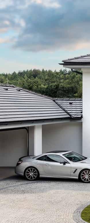 Hlavní ložnice. Čelní stěnu zdobí luxusní ručně vyrobené francouzské tapety s motivem pávů opatřené metalickými efekty.