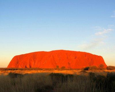 posvätnými. Ranný odlet zo Sydney, poobedňajšia a večerná návšteva Ayers Rock a na druhý deň návrat do Sydney.