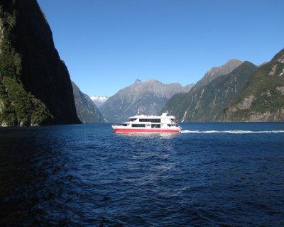 620 42% 1 noc Ayers Rock - Uluru Plavba po Milford Sound, najdaždivejšom mieste na svete Tretí deň zájazdu nás čaká cesta k najznámejšiemu fjordu Nového Zélandu, ktorý je zároveň jediný