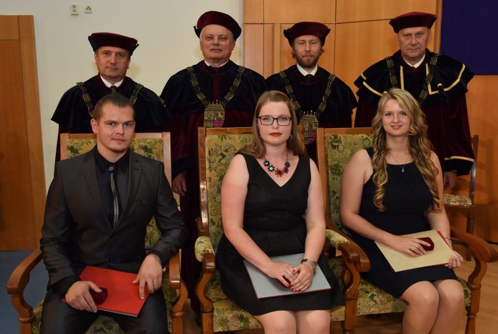 obřad promoce absolventů navazujícího magisterského studia.
