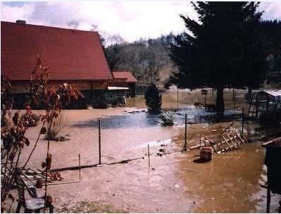 4. Historické povodňové události Podrobněji dokumentovány jsou až novodobé povodně. povodní poměrně chudé. 20. stolení bylo na výskyt extrémních Povodeň 2002 6.