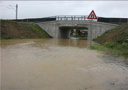 Janovického potoka v povodí Tloskovského potoka, kde byla zaplavena údolní niva v celém povodí toku, došlo k zaplavení 5
