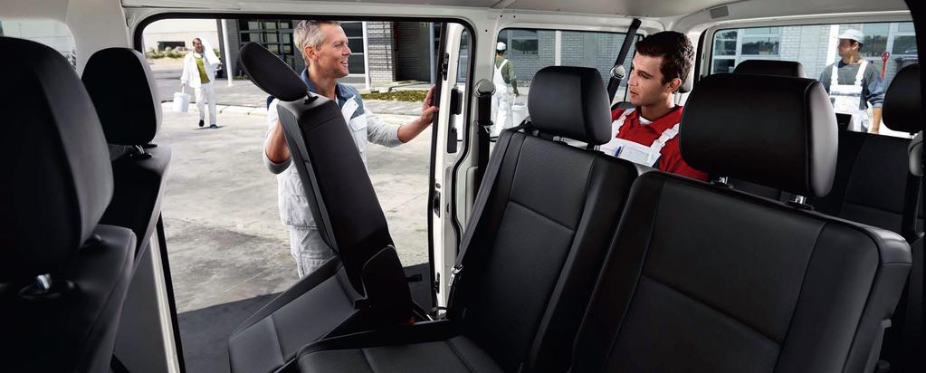 24 25 Transporter Kombi Sklopit. Překlopit. Zcela vyjmout. Vše lze velmi snadno uskutečnit. Opěradla všech sedadel lze kompletně sklopit. Potahy sedadel odolné proti opotřebení.