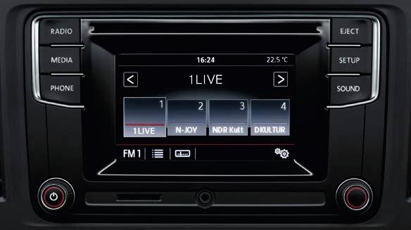 Je vybaveno monochromatickým TFT displejem, dvěma reproduktory, jedním slotem na SD kartu, multimediálním rozhraním AUX-IN, USB portem, protokolem bluetooth pro připojení mobilního telefonu a jeho