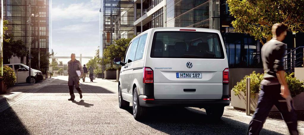08 09 Transporter Provedení zadní partie 04 Šířka otevření dveří 1 473 mm. 02 Vyklopené zadní dveře mohou být využity jako přístřešek.